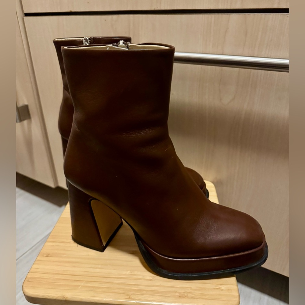 Souliers Martinez Chueca Leather Platform boot, size 38 (US 8)